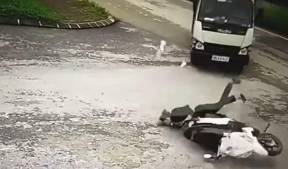 Video: Va chạm với ô tô tải đang rẽ phải, nam thanh niên mài mặt xuống đường