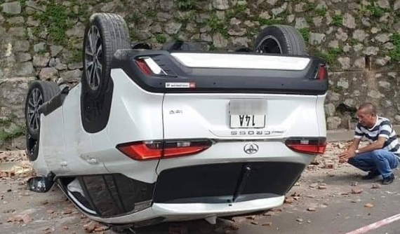 Quảng Ninh: SUV 5 chỗ Toyota Corolla Cross mới mua tông thủng tường rồi lật ngửa