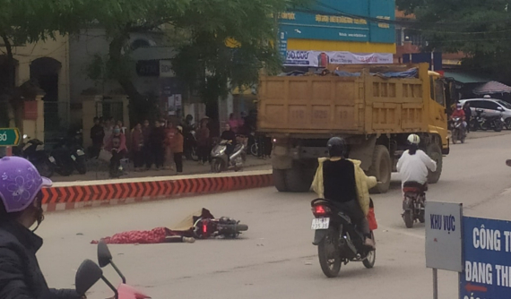 Video: Va chạm với xe ben tại vòng xuyến, nữ sinh đi xe đạp điện tử vong tại Cao Bằng