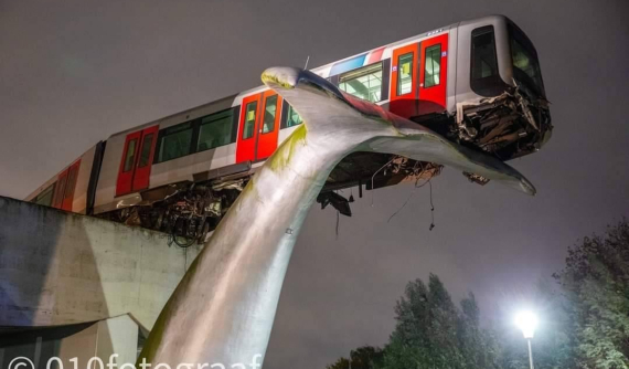 Tượng điêu khắc đuôi cá voi cứu đoàn tàu bị trật đường ray khỏi rơi xuống hồ nước