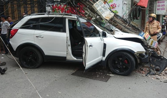 Video: Opel Antara "hạ gục" nhiều xe máy ở Hải Phòng trước khi tông sập cột điện