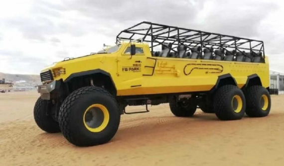 Chiếc xe buýt quái vật 6x6, 23 chỗ ngồi này đang được chào bán trên mạng với giá 110.000 USD