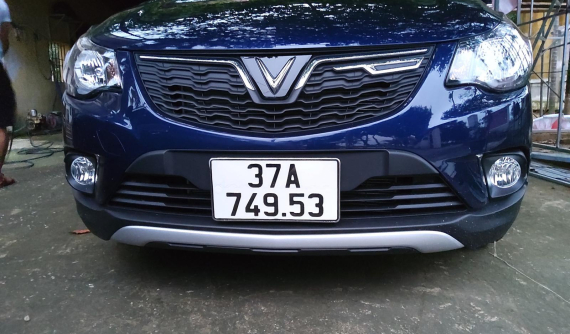 Nghệ An: "Bốc trúng" biển 49.53, chủ nhân chiếc ô tô VinFast Fadil được hàng chục người tặng quà