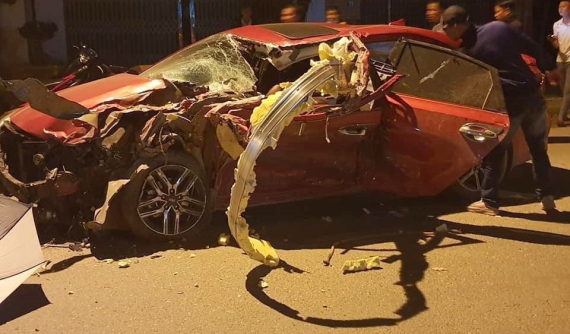 Hà Nội: Kia Cerato "nát tươm" đầu xe sau khi tông vào xe tải, 3 người thương vong