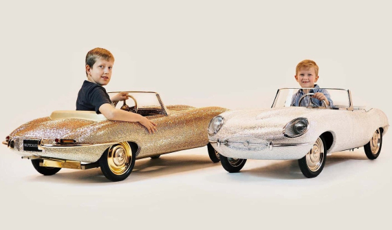 Những chiếc xe trẻ em đính pha lê lóng lánh này có giá đắt chẳng kém một chiếc Toyota Corolla mới