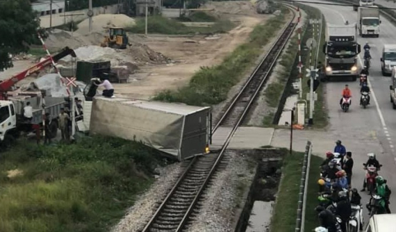 Video: Đánh lái tránh xe container đang rẽ phải, ô tô tải lật ngang tại Hải Dương