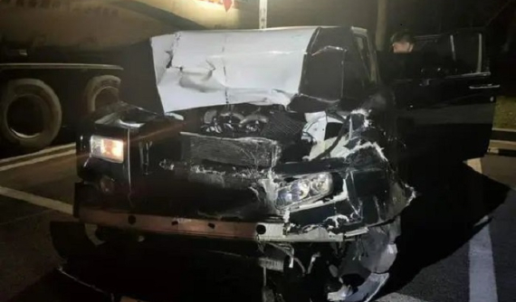 Cúi xuống nhặt điện thoại, nam tài xế tông đuôi ô tô tải khiến chiếc Rolls-Royce Phantom của sếp hỏng nặng