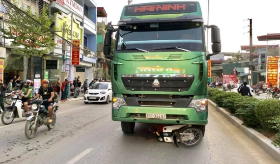 Video: Va chạm với xe bồn, nam học sinh lớp 10 tử vong tại chỗ