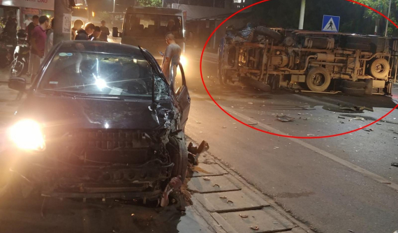 Hải Phòng: Toyota Vios hỏng nặng đầu xe sau va chạm với xe tải, 2 người bị thương