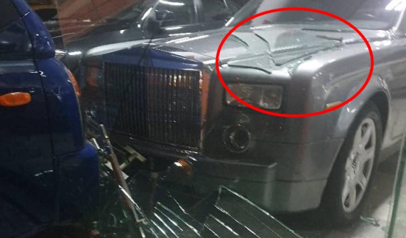 Hà Nội: Xe tải tông vỡ kính showroom trưng bày Rolls-Royce Phantom cùng nhiều xe sang