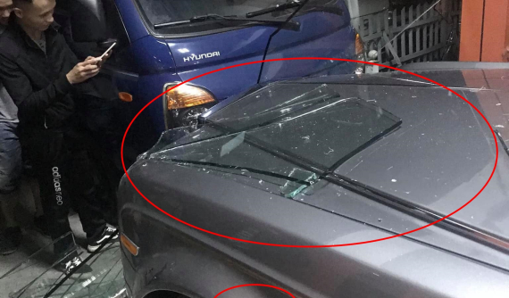 Lộ video quay lại hiện trường xe tải tông vỡ cửa kính showroom xe làm Rolls-Royce Phantom trầy sơn ở Hà Nội
