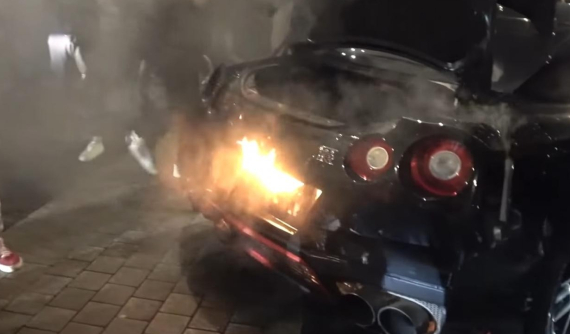 Chứng kiến cảnh Nissan GT-R "khạc lửa cực ngầu" rồi bị bốc cháy dữ dội