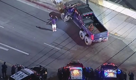 Tên trộm đi xe đạp đến đại lý ô tô, ăn cắp chiếc xe bán tải 6 bánh giá hơn 8 tỷ đồng