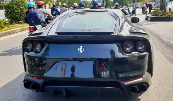 Xem "ngựa chiến" Ferrari 812 Superfast độc nhất Hải Phòng lăn bánh trên đường phố