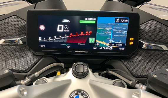 Màn hình hiển thị phân tách cao cấp như xe ô tô sẽ xuất hiện trên xe mô tô phân khối lớn