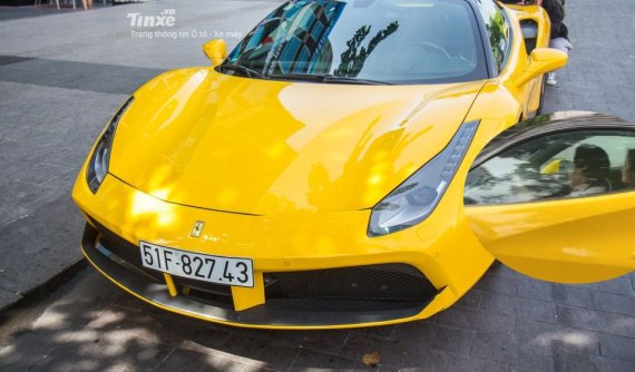 Video quay cảnh Phan Thành lái "ngựa vàng" Ferrari 488 GTB chở hot girl khiến dân mạng xôn xao