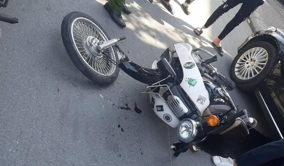 Xe máy 50cc do học sinh điều khiển bị gãy đôi sau khi đâm vào xe sang Mercedes-Benz C250 Exclusive