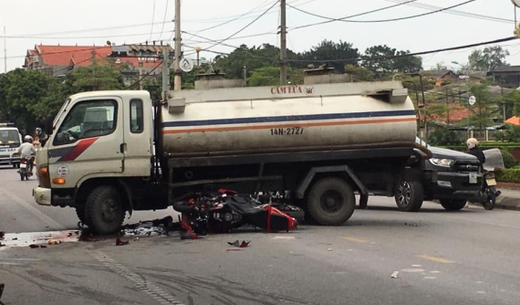 Quảng Ninh: Xe phân khối lớn 600cc đâm ngang xe bồn, 2 người bị thương nặng