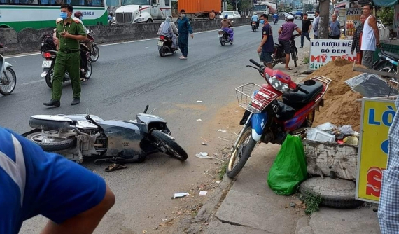 Video quay khoảnh khắc xe container va chạm với xe máy khiến 1 phụ nữ tử vong tại Long An