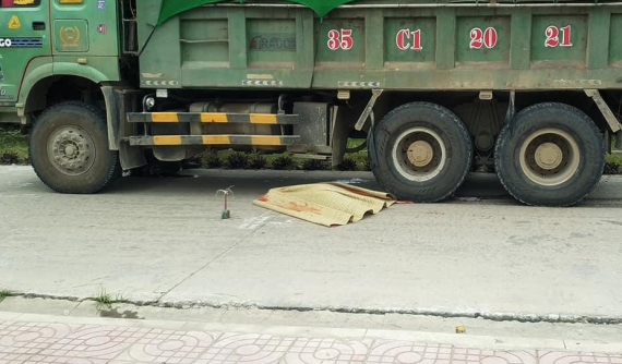 Ninh Bình: Hai học sinh cấp 2 chết thảm sau va chạm với xe ben ở trên đường
