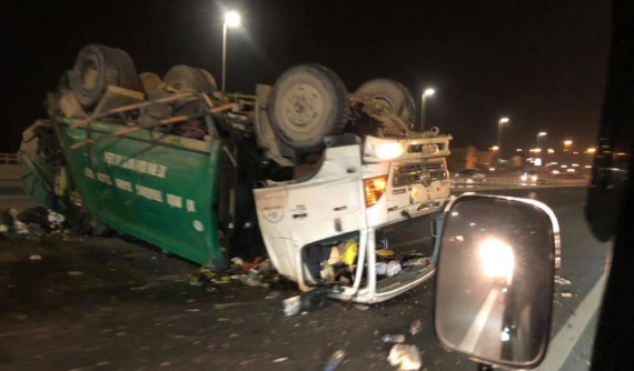 Xe chở rác lật ngửa trên cầu Nhật Tân, tài xế bị thương