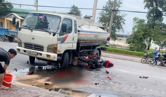 Video quay khoảnh khắc mô tô phân khối lớn tông xe bồn khiến 2 thanh niên bị thương nặng tại Quảng Ninh