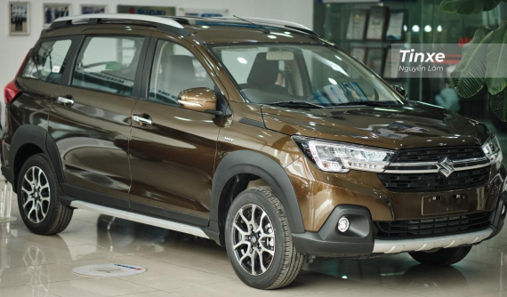 Bất chấp lùm xùm chảy dầu trong tháng 10, Suzuki XL7 vẫn bất ngờ bán chạy vượt mặt Toyota Innova