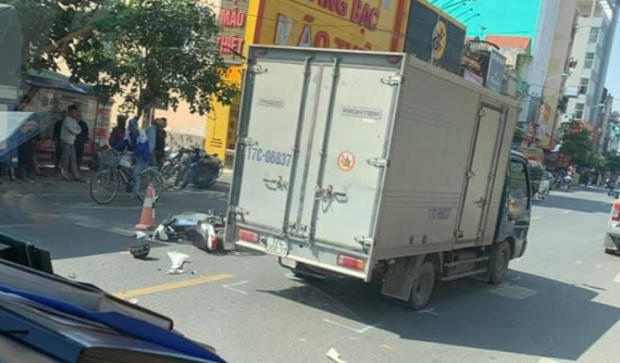 Video: Nam sinh sang đường khuất sau ô tô tải, bị xe khách tông văng trong tai nạn liên hoàn tại Thái Bình