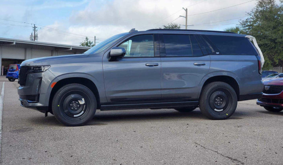 Sự thật đằng sau chiếc SUV hạng sang Cadillac Escalade 2021 nhưng lại dùng bộ vành thép "kém sang"