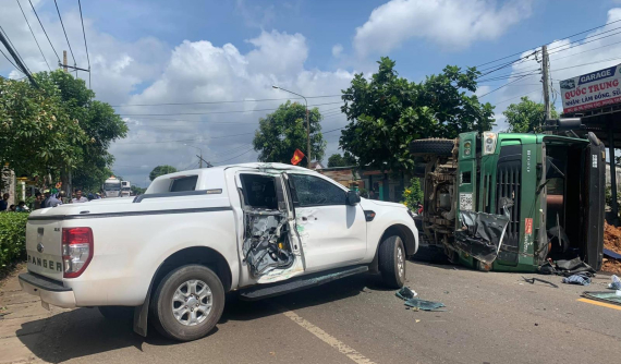 Video: Nữ tài xế lái Toyota Yaris đi từ hẻm ra quốc lộ, gây tai nạn liên hoàn cho 2 ô tô và 1 xe máy tại Bà Rịa - Vũng Tàu