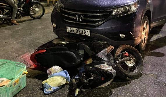 Quảng Ngãi: Nữ tài xế say rượu, lái ô tô Honda CR-V tông xe máy chở bà bầu đi bệnh viện sinh con rồi bỏ chạy