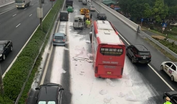 Hàng chục bao bột đá rơi từ xe đầu kéo xuống cao tốc Pháp Vân - Cầu Giẽ, gây tai nạn liên hoàn cho 2 chiếc ô tô