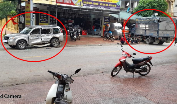 Thanh Hoá: Xe tải tông móp xe Ford Everest trước khi lao vào nhà dân