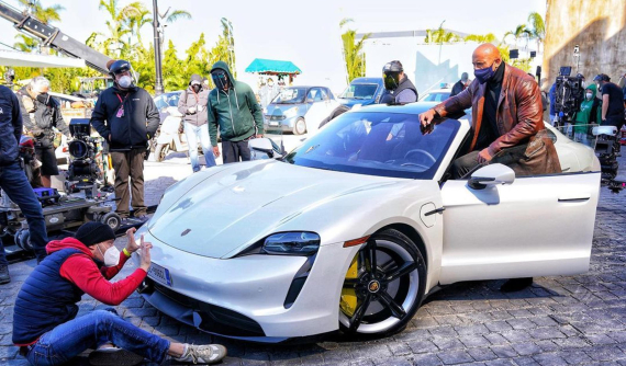 Chuyện hài: nam diễn viên Dwayne “The Rock” Johnson không thể ngồi vừa Porsche Taycan trên phim trường