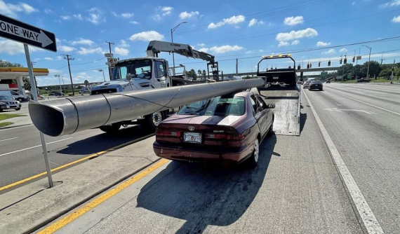 Ăn trộm cột điện rồi buộc lên nóc Toyota Camry để mang đi bán, người đàn ông bị bắt