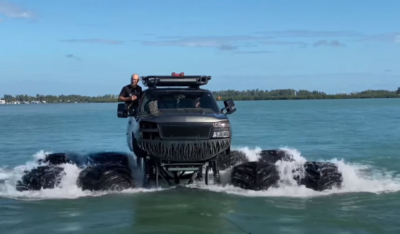 Chiếc xe tải quái vật 8 bánh này có thể "bơi" ngoài biển như một con thuyền