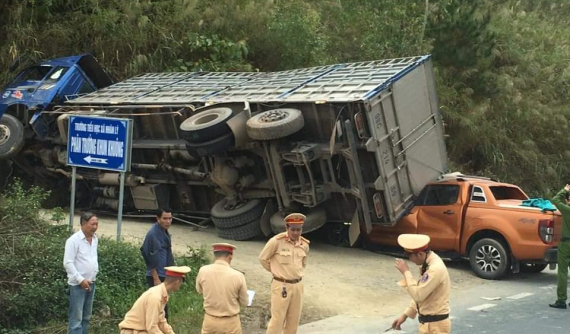 Xem ảnh hiện trường vụ tai nạn tại Lạng Sơn, cư dân mạng tấm tắc khen Ford Ranger cứng