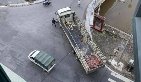 Video: Người phụ nữ bị ô tô tải cuốn vào gầm tại ngã tư của Nam Định, cư dân mạng tranh cãi xem do lái ẩu hay điểm mù