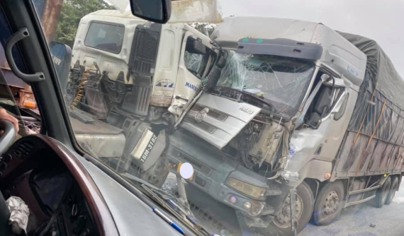 Hải Dương: Xe tải đối đầu xe container trên Quốc lộ 5