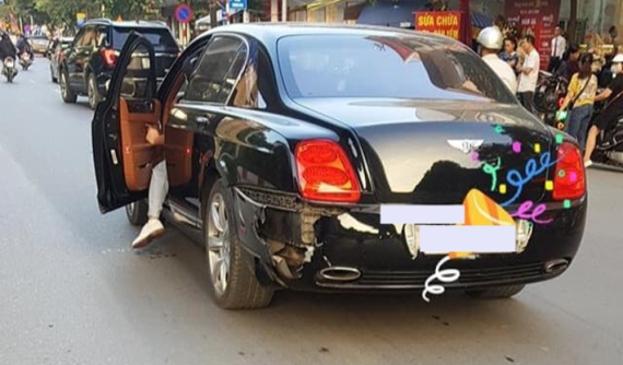 Hà Nội: Tông vào xe siêu sang đắt tiền Bentley, người điều khiển xe máy nhanh chóng bỏ chạy