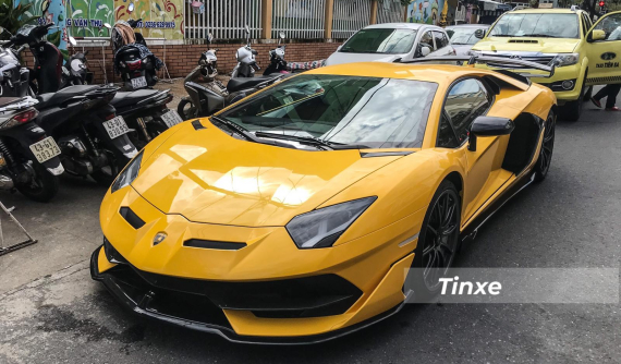 Nóng: Mới lộ ảnh về Việt Nam, Lamborghini Aventador SVJ màu vàng đã có mặt trên đường phố