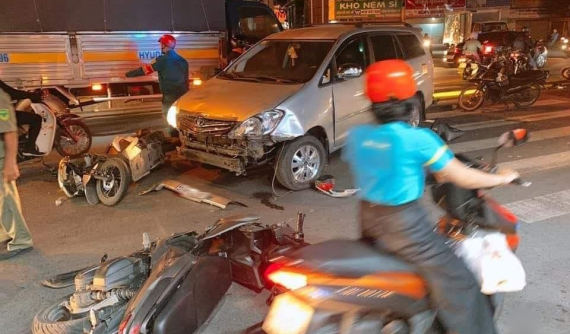 Thủ Đức: Toyota Innova "lùa" 10 xe máy đang dừng chờ để sang đường