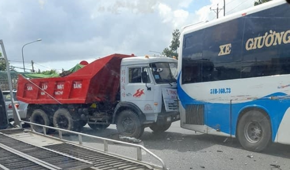 Bạc Liêu: Xe ben và xe khách tông nhau khiến nhiều người hoảng loạn bỏ chạy