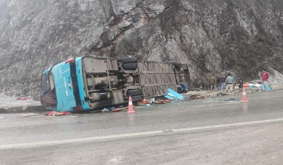 Hòa Bình: Ô tô khách bị lật khi đổ đèo, 12 người thương vong