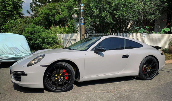 Nam thần "Người Ấy Là Ai" Tống Đông Khuê đổi màu áo cho Porsche 911 mới mua