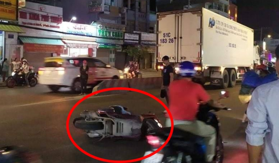 Quận 7: Sau va chạm với xe tải, người đàn ông chạy xe máy tử vong tại chỗ