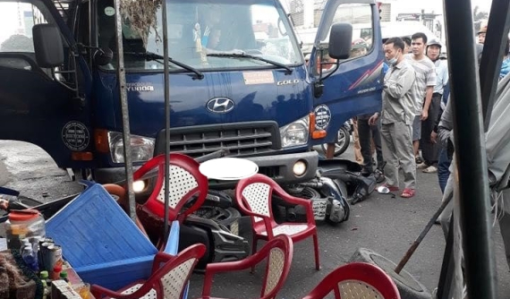Hưng Yên: Xe tải lao vào quán nước bên đường, "lùa" nhiều xe máy dưới gầm