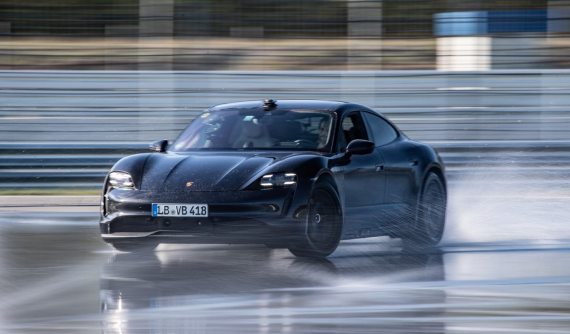 Porsche Taycan thực hiện drift liên tục 42 km, thiết lập Kỷ lục Guinness Thế giới cho xe điện