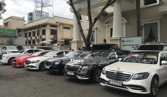 "Soi đoàn quân" Mercedes-Maybach S450 hơn 32 tỷ đồng trong lễ ăn hỏi của Phan Thành và Primmy Trương