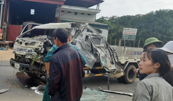 Video quay khoảnh khắc 2 chiếc ô tô tải va chạm trực diện trên quốc lộ 6 khiến 2 người bị thương